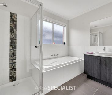 Spacious Family Home with Park Views & Prime Location! - Photo 6