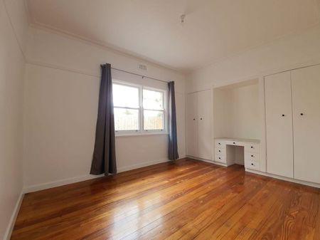 Charming 3-Bedroom House in the Heart of Reservoir - Photo 3