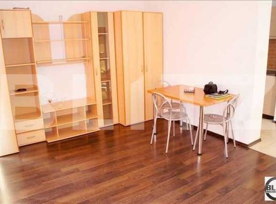 Apartament de inchiriat + terasa in imobil tip vila + loc de parcare! - Photo 1