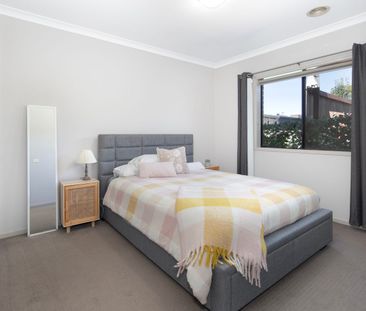 SPACIOUS AND CENTRAL LIVING WITH POOL - Photo 5