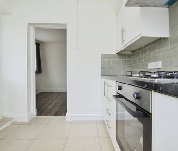 2 bedroom Flat To Let - Photo 4