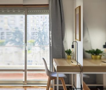 Room in a shared 5-bedroom apartment for rent in Lisbon, bills included. - Photo 1