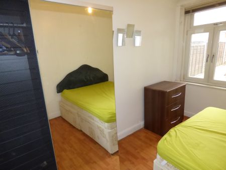 2 bedroom Flat for rent - Photo 5