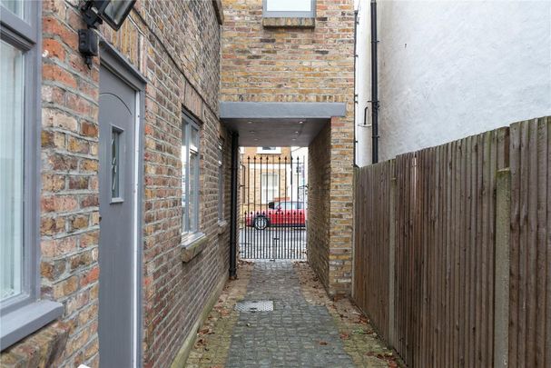 3 bedroom house in Chiswick - Photo 1