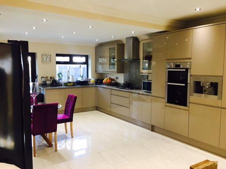 1 bedroom in a house share to rent - Photo 2