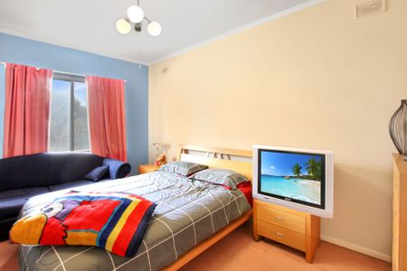 Cosy, Lovely Partly-Furnished Unit! - Photo 3