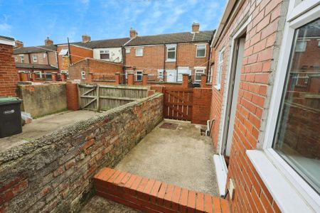 3 bedroom terraced house to rent - Photo 5