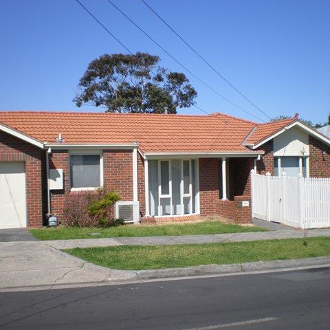 Just a short walk to the Gilbert Road tram this lovely 2 bedroom home is perfectly positioned in prime location. - Photo 1