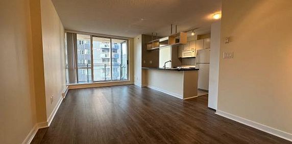 Beautiful One Bed & Den High Rise Apartment in Downtown Vancouver - Photo 2