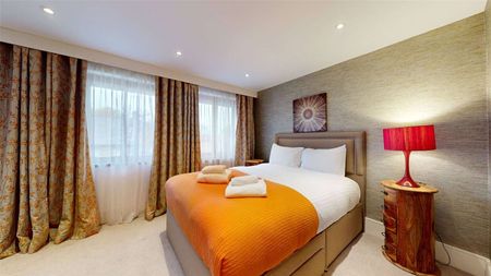 A bright and spacious home offering versatile living accommodation arranged over three floors, and enjoying unrivalled views across the River Thames to Windsor Castle. - Photo 3