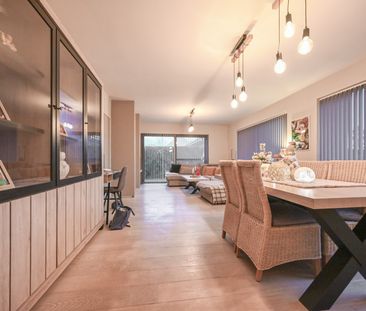 Vrijstaande villa met vier slaapkamers op perceel van ca. 1717 m² - Photo 2