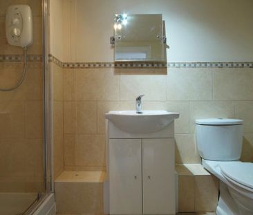 A 2 Bedroom Flat in Prestbury GL52 3BG - Photo 1