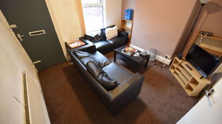 4 bedroom House in Meadow View, Leeds - Photo 5