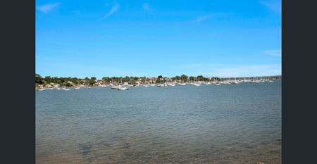 Private and Refreshed One Bedroom Flat - Photo 2