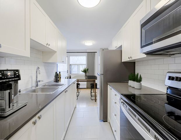 Landmark Apartments | 2493 Lakeshore Boulevard West, Toronto - Photo 1