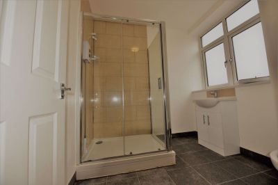 2 bedroom Flat in Flat 6, Leeds - Photo 2