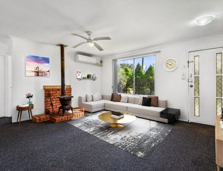 Great location, Opposite train station - Photo 3