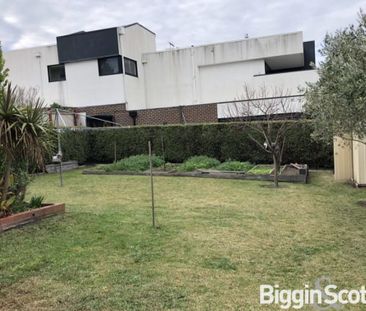 Spacious Family Home in Prime Camberwell Location - Photo 4