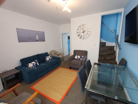 5 Bed Semi-Detached House, City Road, NG7 - Photo 2