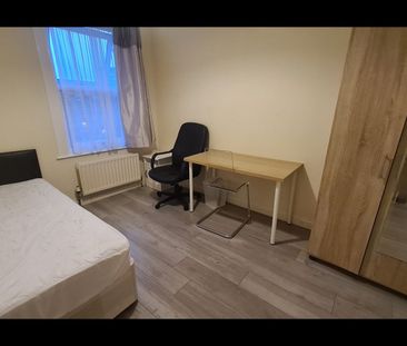 Room in a Shared House, London, N18 - Photo 1