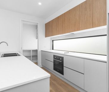 Live Green and Save Money - 6.4 Kilowatt Solar Panels on Roof - Photo 6