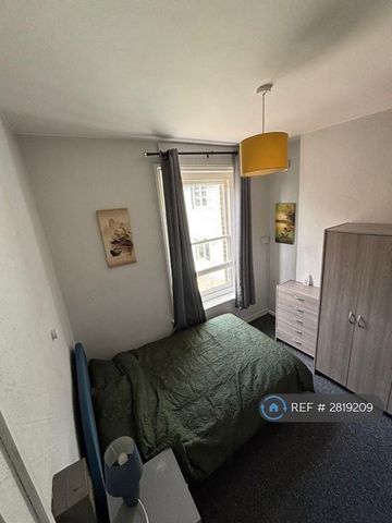 1 bedroom in a house share to rent - Photo 3