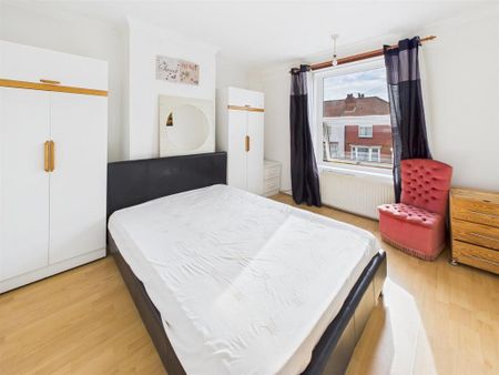 3 bedroom end of terrace house to rent - Photo 5