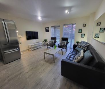 4 bedroom end of terrace house to rent - Photo 1