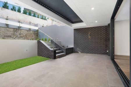 Ultra Luxurious Executive Living In Coastal Location - Photo 4