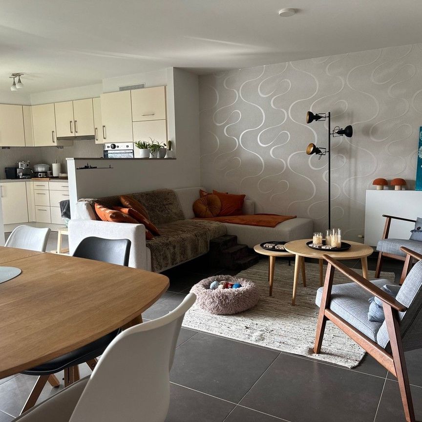 Instapklaar en comfortabel appartement met 2 slaapkamers, lift, terras en ondergrondse autostaanplaats – in het centrum van Hasselt - Photo 1