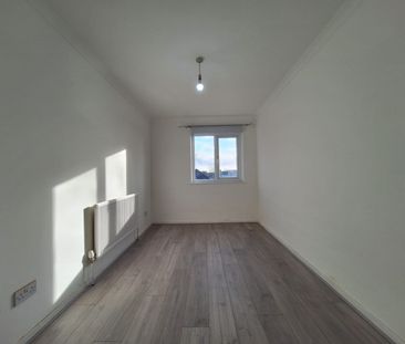 3 Bed Terraced House, Wessex Close, IG3 - Photo 2