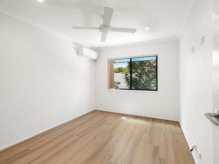 Oversized Executive Town home Nestled Into Harcourt Street! - Photo 3