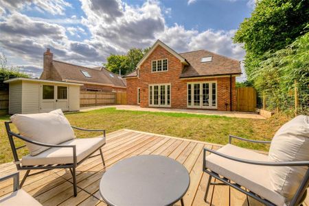 4 bedroom detached house to rent - Photo 2