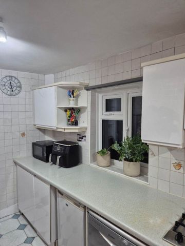 Room in a Shared House, Winfrith Road, SW18 - Photo 5