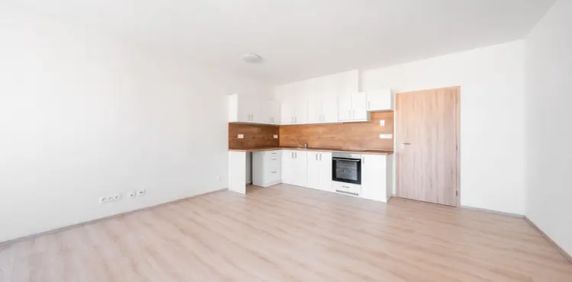 Prostorný byt 3+kk s lodžií a garážovými stáními, 68 m - Photo 2