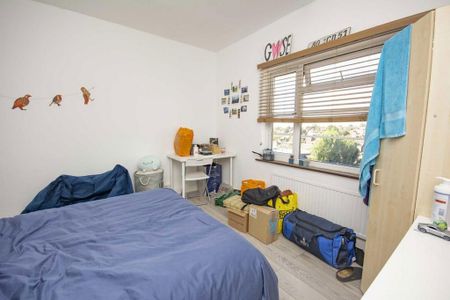 3 bedroom flat to rent - Photo 4