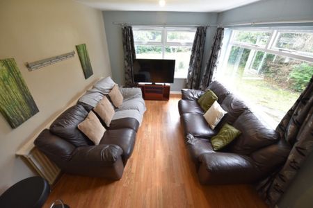 6 bedroom House in Moor Park Drive, Leeds - Photo 3