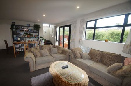 Fabulous Three Bedroom Townhouse - Photo 3