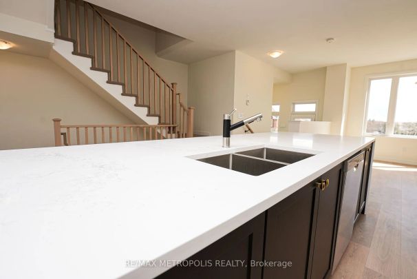 Condo Townhouse For Lease | X8454870 - Photo 1