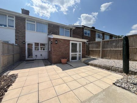 4 bedroom semi-detached house to rent - Photo 5