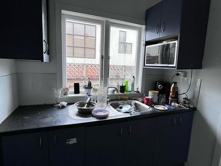 Epsom 2BR Apt with Modern Comforts - Photo 2