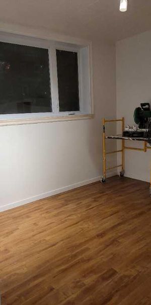 Un grand lumineux 4 1/2 sur un triplex à louer - Photo 1