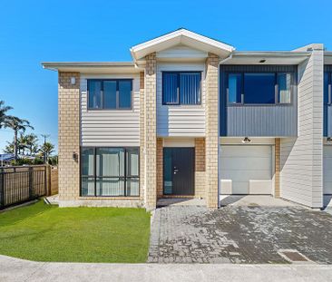 Big 5 Bedrooms + 3.5 Bathrooms - Photo 3