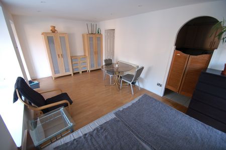 Studio Flat, Snowdon Drive, NW9 - Photo 2