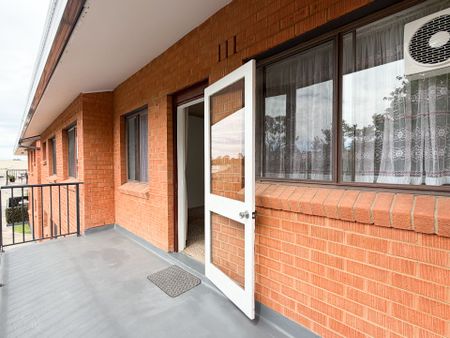 Updated 2- Bedroom Unit - Close to Everything! - Photo 5