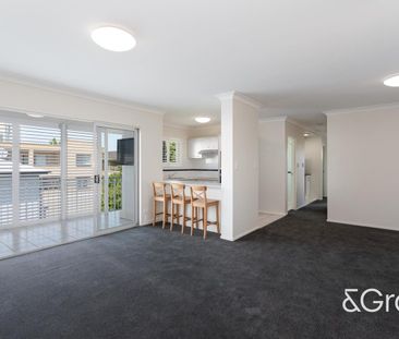 LARGE 2 BEDROOM APARTMENT WITH STUDY + Aircon throughout! - Photo 2