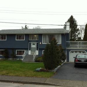 Spaciou and cozy 4 bedroom+2 bath whole house@Langley City - Photo 2