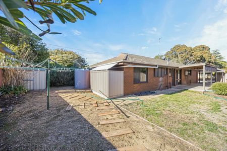 FRESHLY UPDATED 4 BEDROOM FAMILY HOME - Photo 4