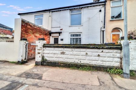 **NO DEPOSIT OPTION AVAILABLE** A STUNNING three bedroom terrace property having undergone an extensive refurbishment programme by the present landlords. offering contemporary style accommodation and all within close proximity of the beach and local... - Photo 5