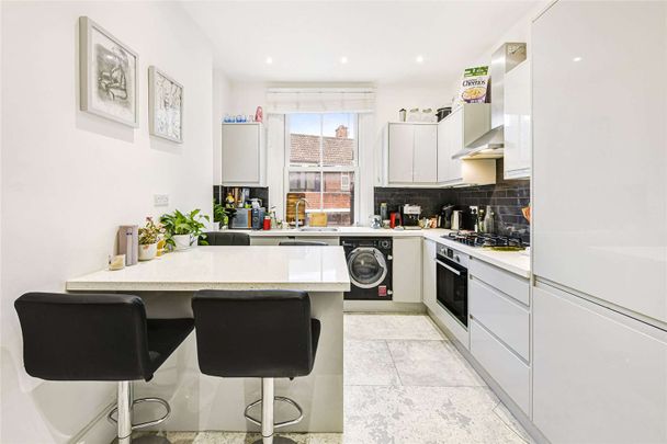 A well presented three bedroom apartment close to Battersea Park. - Photo 1